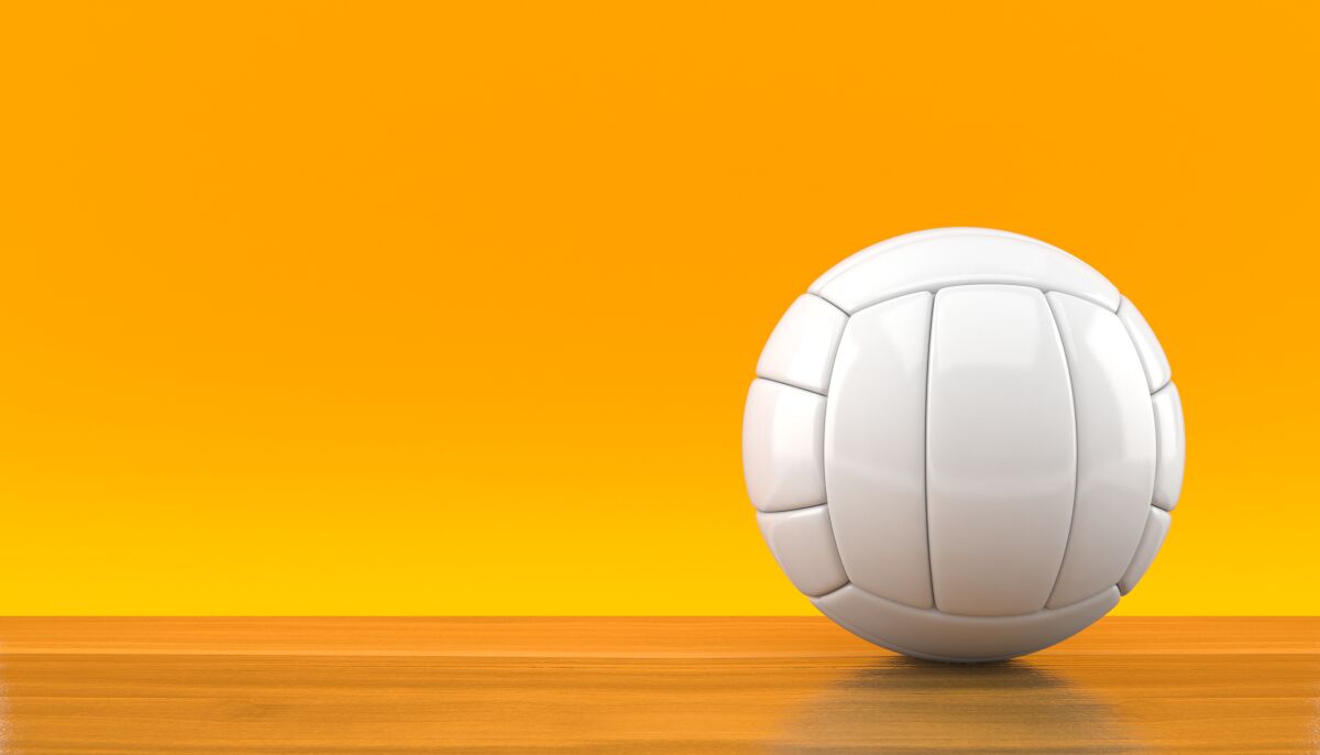 Волейбольный мяч на оранжевом фоне